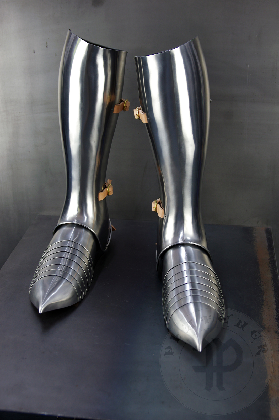 Full leg harness for end of XIV c., begin of XV c. period. Made of medium carbon steel and spring steel from 1,5; 1,2 mm and 1 mm thickness. Poleyns have characteristic pointed shape. Heat hardened and tempered up to 42 HRC. / Pene bigwanty pytowe datowane na koniec XIV wieku i pocztek XV. Wykonane w caoci ze stali redniowglowej i sprynowej o grubociach 1,5 mm; 1,2 mm i 1 mm. Nakolanniki posiadaj charakterystyczny szpiczasty ksztat. Wszystkie elementy hartowane i odpuszczane do 42 HRC. 